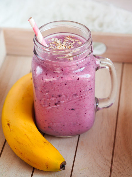 proteinové smoothie s banánem a lesním ovocem