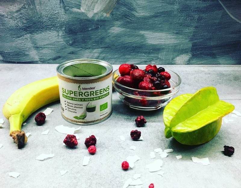 banánová smoothie bowl s lesním ovocem