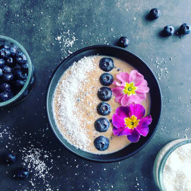 borůvková smoothie bowl