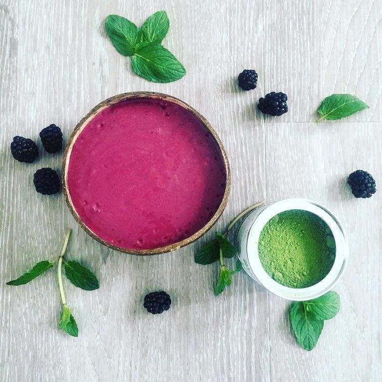 ostružinová smoothie bowl