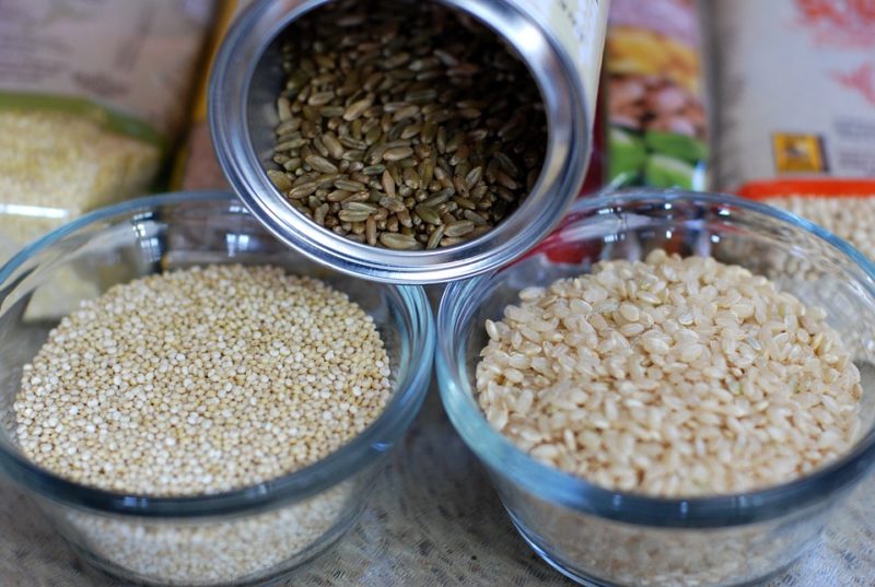 hnědá rýže a quinoa, zdroje proteinů