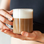 Zdravá káva supercoffee s mlékem v rukách