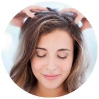 masáž pokožky hlavy proti vypadávání vlasů