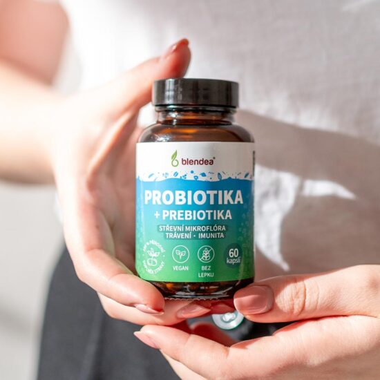 Probiotika s prebiotikami v rukách